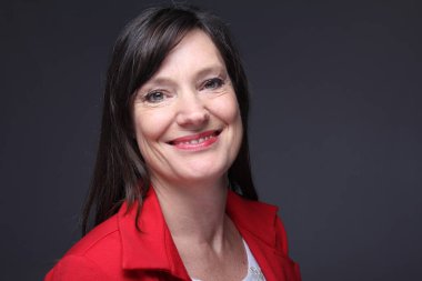 Eski beyaz kadın gülümsüyor