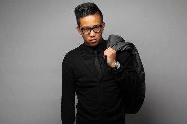 Asya genç adam ciddi