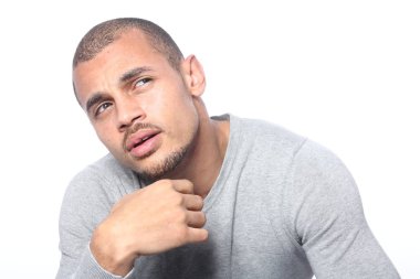 Siyah adam hakkında bir şey düşünüyor