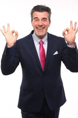 Eski beyaz işadamı Ok işaret gösteren