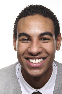 Siyah adam poz gülümseyen