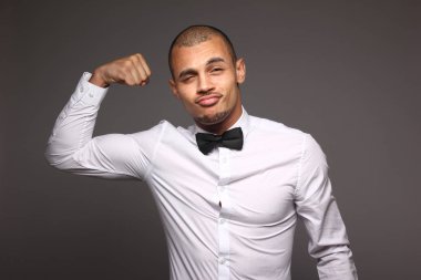 Siyah adam bir pazı gösterilen