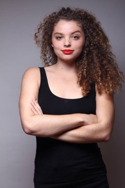 Güzel beyaz kız gülümsüyor