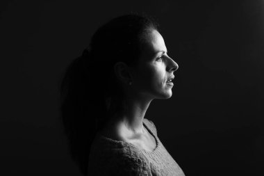 Siyah ve beyaz sesi güzel beyaz kadın