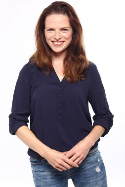 Güzel beyaz kız gülümsüyor