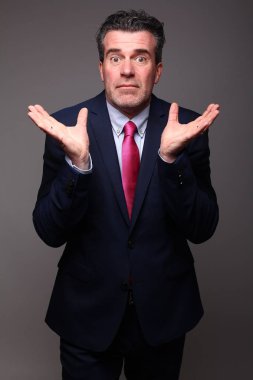 Beyaz arka plan üzerinde poz beyaz eski işadamı 