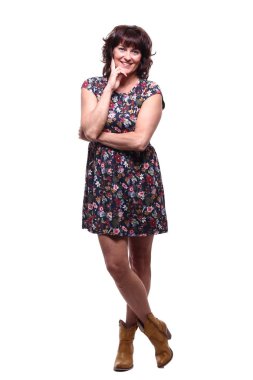 Mutlu yetişkin esmer kadın