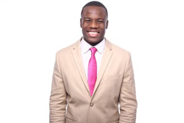 Gülümseyen siyah işadamı poz