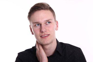 Beyaz genç adam hakkında bir şey düşünüyor