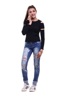 Genç Arap kadın cep telefonla konuşuyor