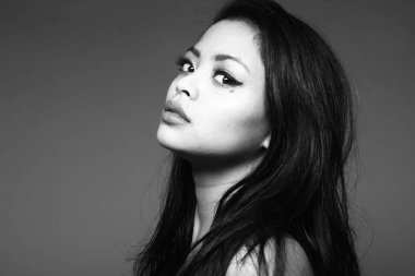 Siyah ve beyaz sesi cinsel genç kadın