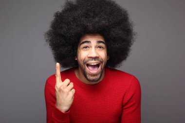 Mutlu siyah adam poz