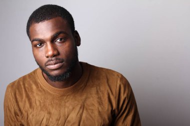 siyah adam Studio poz