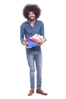 Hediye kutuları ile mutlu siyah adam