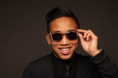 Asya genç adam gülümsüyor