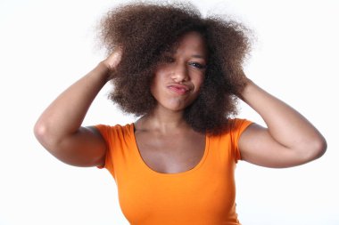 Güzel bir Afro-Amerikan kadın poz