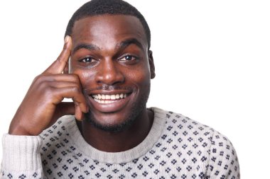 Siyah adam poz gülümseyen