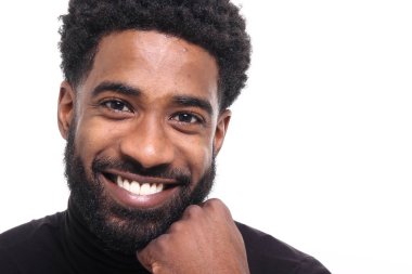 Beyaz arka plan üzerinde mutlu siyah adam