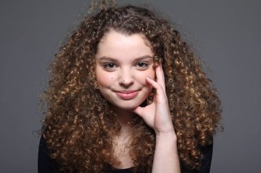 Güzel beyaz kız gülümsüyor