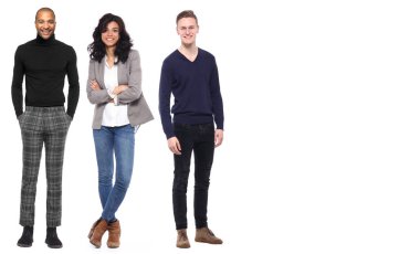 Çok ırklı insanlar kümesi beyaz arka plan üzerinde poz