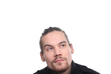 Beyaz genç adam hakkında bir şey düşünüyor