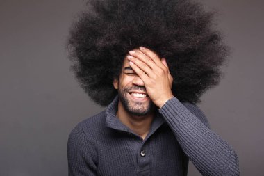 Mutlu siyah adam poz