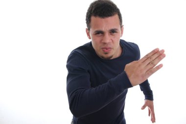 Siyah genç adam koşuyor