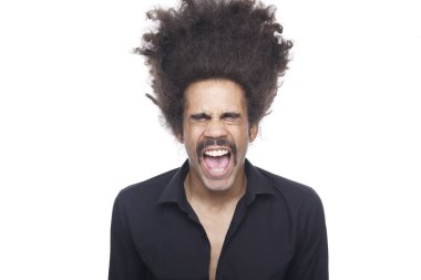 Kabarık saçlı zenci adam çığlık