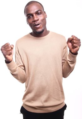 Kazanan siyah adam poz