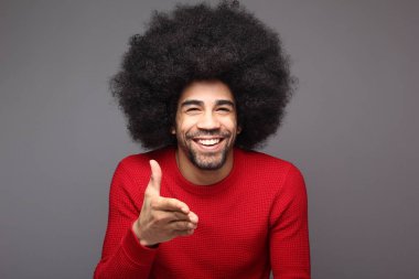 Siyah adam yardım etmek için el sıkışma