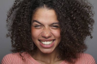 Mutlu siyah kadın portre