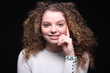 Güzel beyaz kadın gülümsüyor