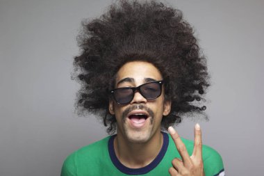 Gözlükte poz kıvırcık zenci