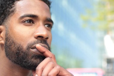 Siyah adam açık havada düşünme