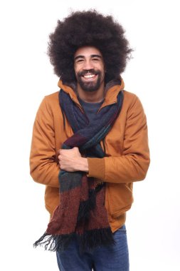 Beyaz arka plan üzerinde mutlu siyah adam