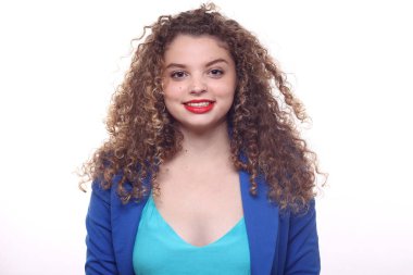 Güzel beyaz kız gülümsüyor