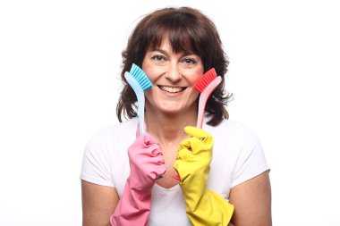 Temizleyici temizlik için fırçalar tutan kadın