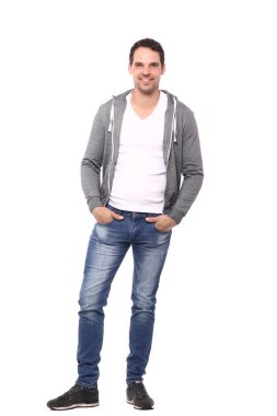 Beyaz genç adam gülümsüyor