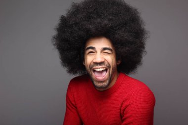 Siyah adam poz göz kırpıyor