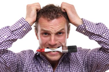 Aracı fırça ile beyaz genç adam