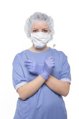 Genç kadın dişçi doktor araçları ile