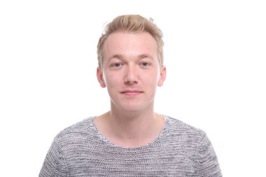 Genç beyaz adam ciddi