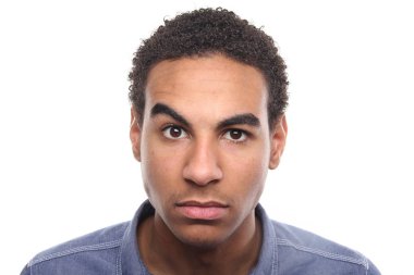 Poz ciddi siyah adam