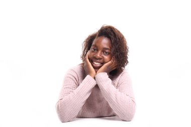 Güzel Afro-Amerikan kadın gülümsüyor