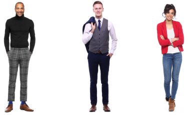 Çok ırklı insanlar kümesi beyaz arka plan üzerinde poz