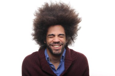 Siyah adamla kapalı gözler gülümseyen