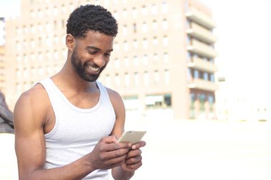 Siyah adam açık bir cep telefonu kullanarak