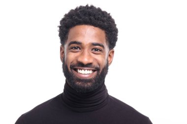 Beyaz arka plan üzerinde mutlu siyah adam