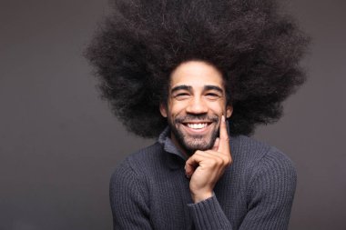 Mutlu siyah adam poz