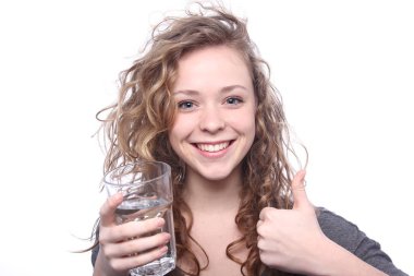 Güzel beyaz kız bir su içiyor